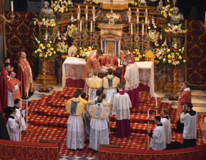 Communion des nouveaux prêtres